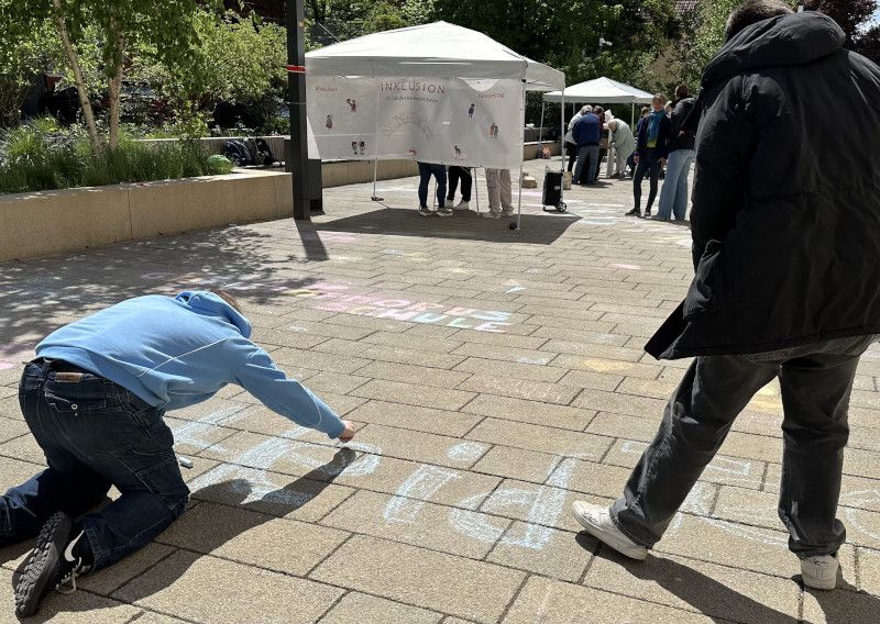 AVdual nimmt an Mit-Mach-Aktion vor der Stadtbibliothek teil